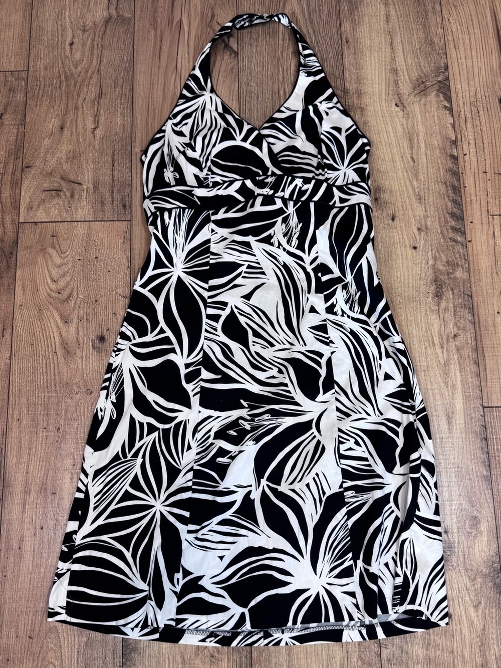 Ombre Black & White Halter dress, fit & flare empire waist,black trim, tropical